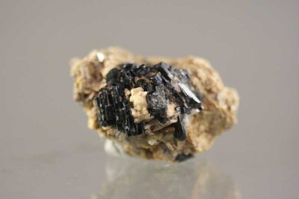 Skorilit, Albit – Bild 2