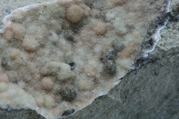 Natrolith, Calcit – Bild 6