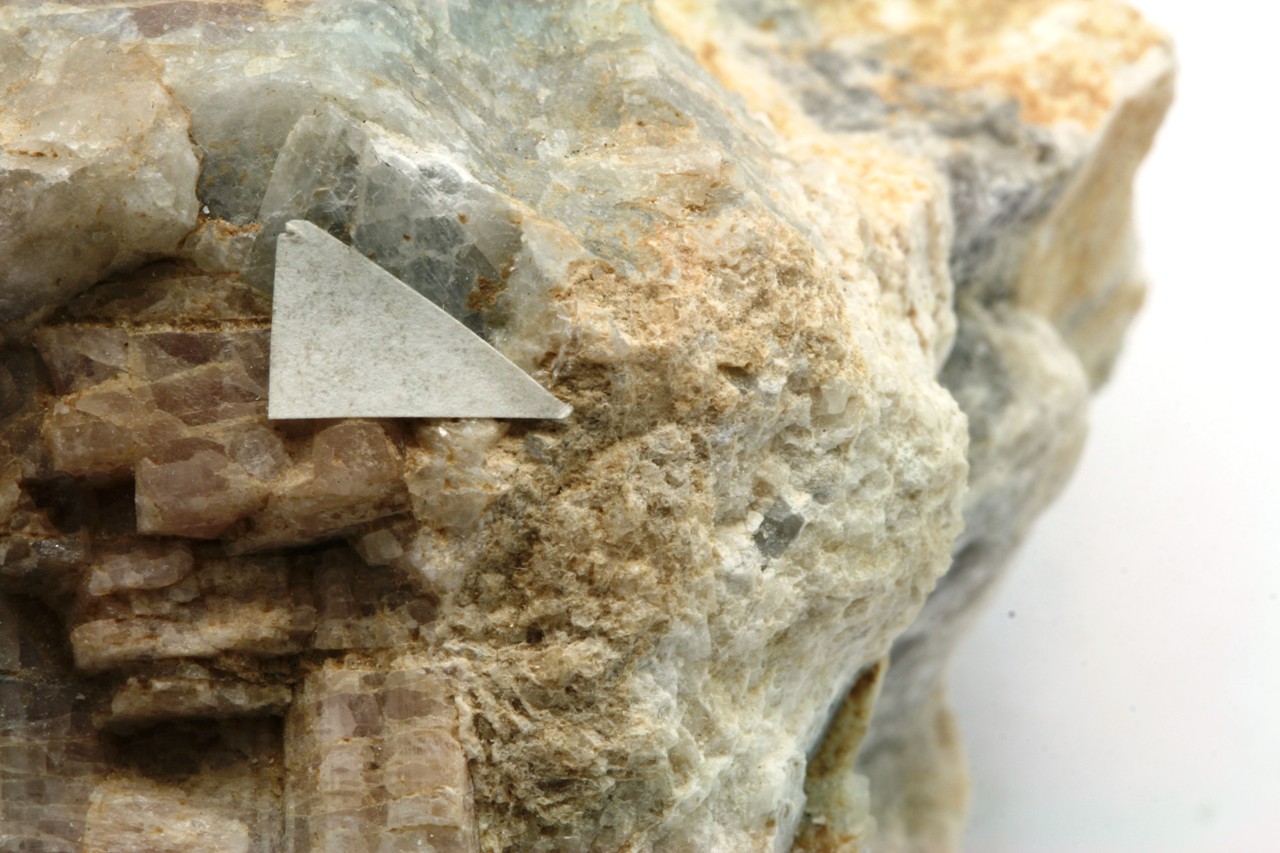 Darrellhenryit, Clevelandit, Spodumen, Pollucit – Bild 5