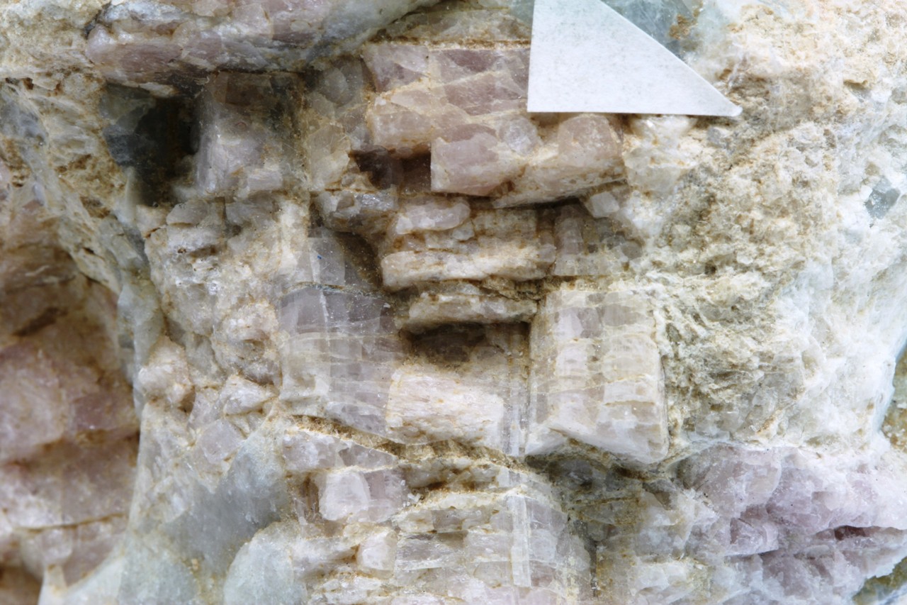 Darrellhenryit, Clevelandit, Spodumen, Pollucit – Bild 6