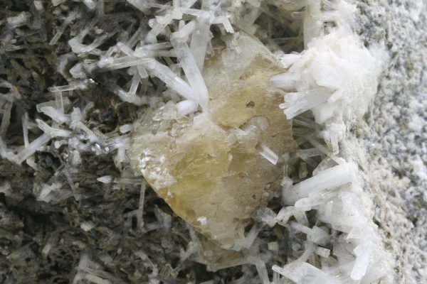 Natrolith, Calcit – Bild 9