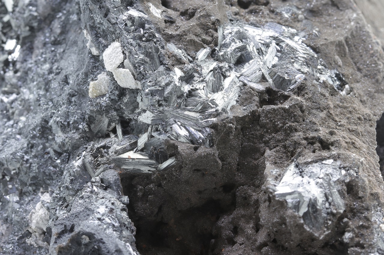 Pyrolusit, Quarz – Bild 8