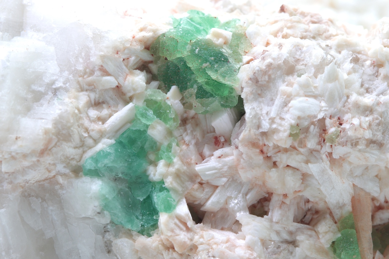 Fluorit, Laumontit, Calcit