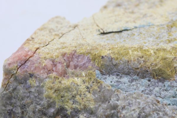 Karpholith, Rhodochrosit – Bild 7