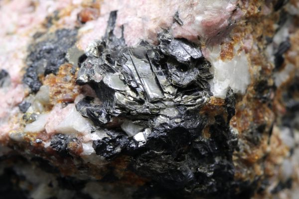 Lennilenapeit, Franklinite, Rhodonit, Spessartin – Bild 4