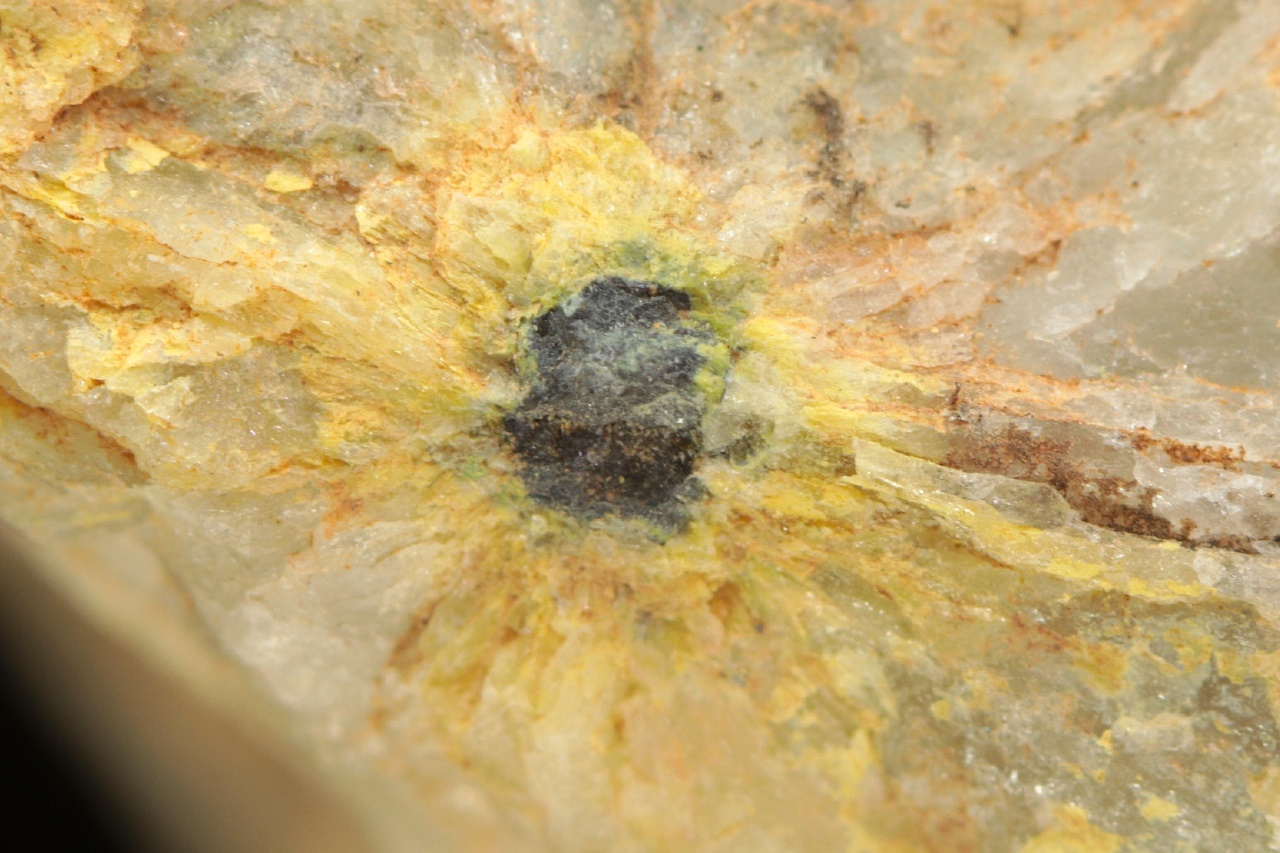 Zavaritskit, Preisingerit, Russelit – Bild 5