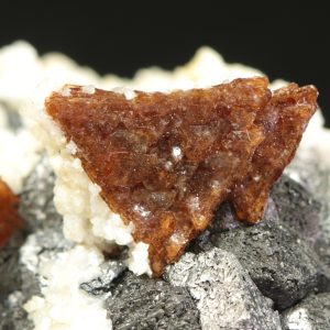 Helvín, magnetit, dolomit